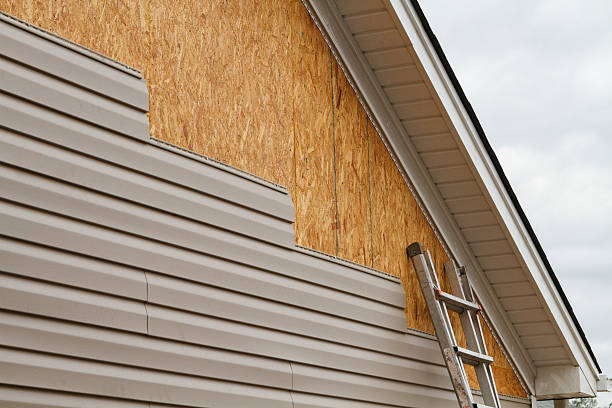 Professional Siding technician working in Herndon, VA